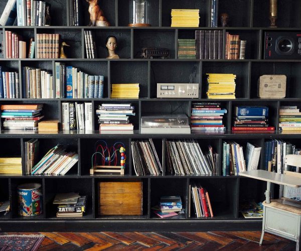Maak van oude boeken een unieke wanddecoratie - Woonverhaal